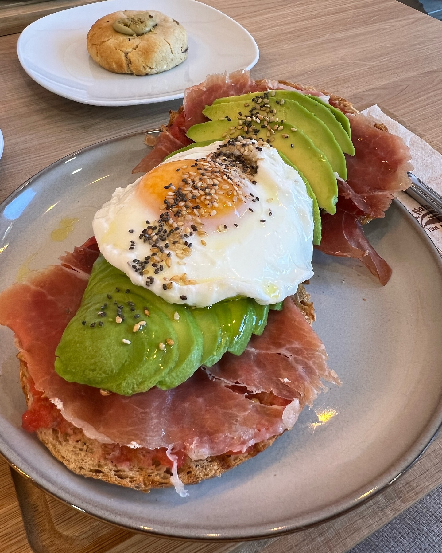 tostada-jamon-aguacate