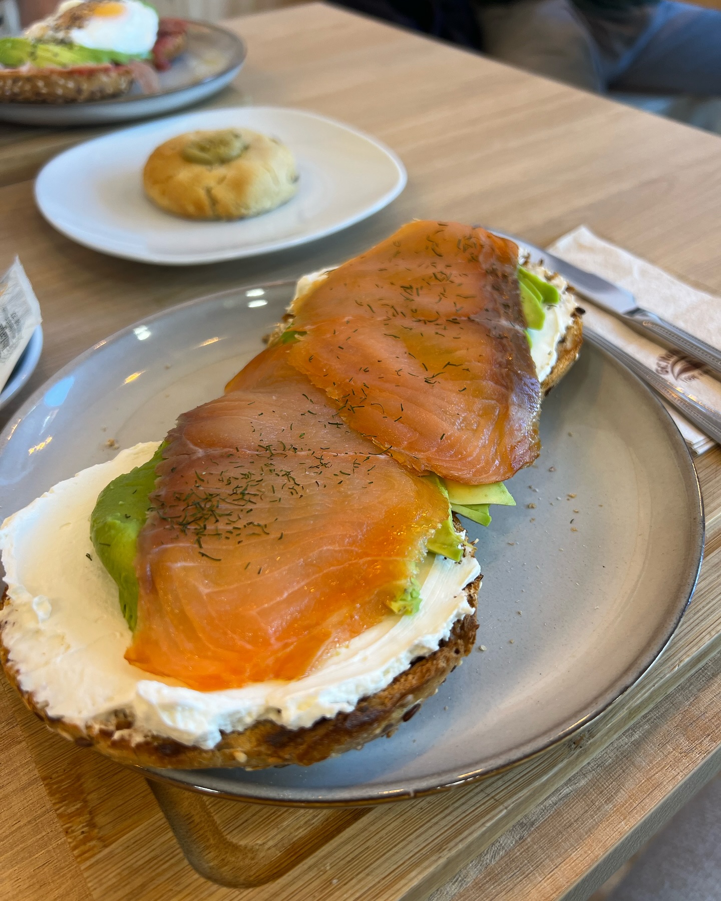 tostada-salmon-aguacate